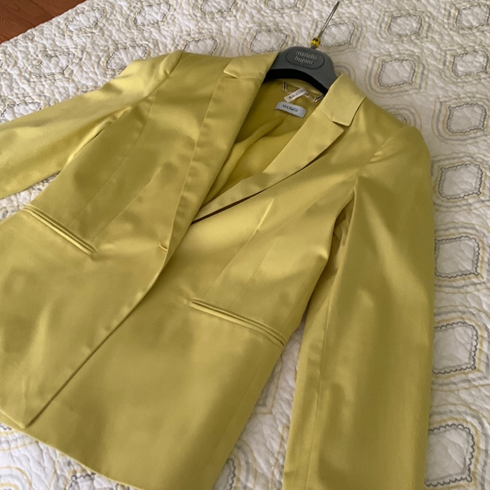Max & Co informal blazer. High quality manufacture. Acid yellow. Size 6 small.